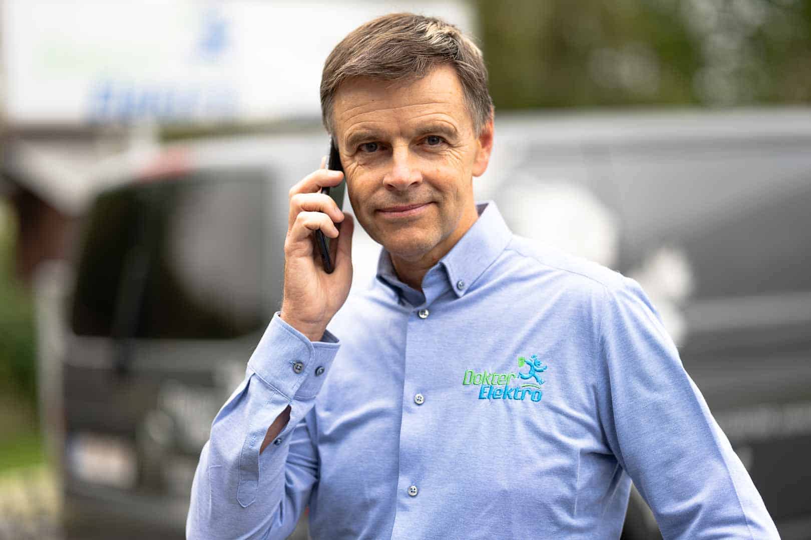Dokter Elektro bereikbaar voor witgoed herstelling Gent. Marc Leyre plant een witgoed herstelling Gent in aan de telefoon voor de reparatie van wasmachines, vaatwassers en ovens in Oost-Vlaanderen.