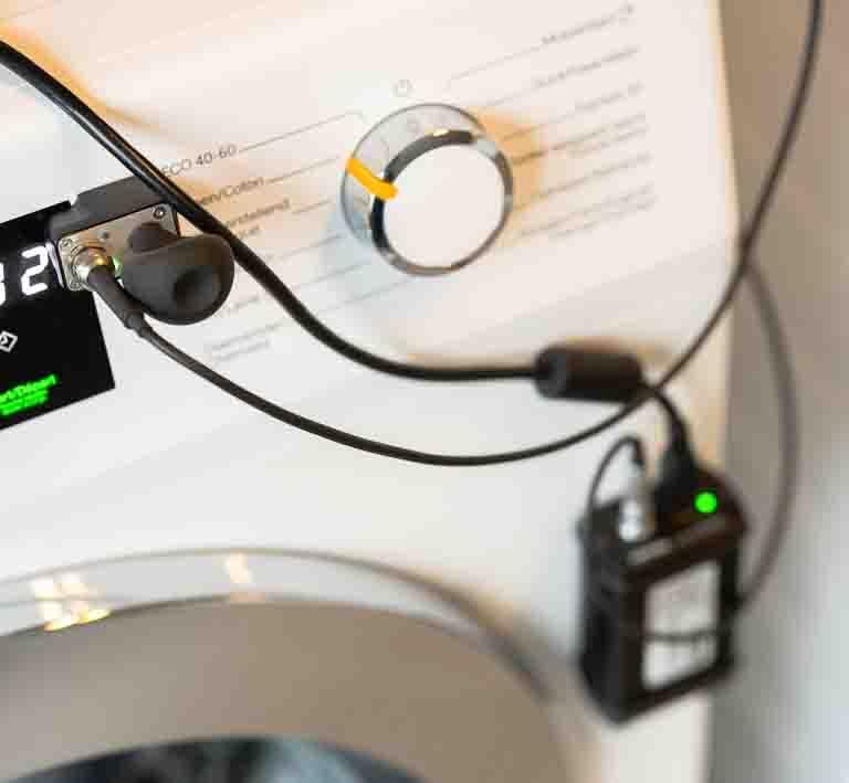 Diagnostische meting van een wasmachine door Dokter Elektro Gent. Wij gebruiken geavanceerde apparatuur voor een nauwkeurige foutanalyse van uw witgoed.
