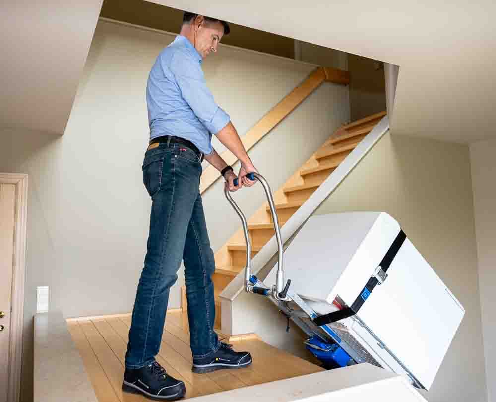 Marc Leyre van Dokter Elektro is aan huis voor het herstellen van een wasmachine in Gent. Wij werkt daarbij met een elektrische lift.