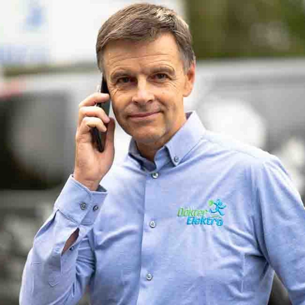 Dokter Elektro bereikbaar voor witgoed herstelling Gent. Marc Leyre plant een witgoed herstelling Gent in aan de telefoon voor de reparatie van wasmachines, vaatwassers en ovens in Oost-Vlaanderen.