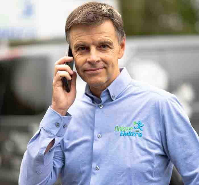 Dokter Elektro is altijd bereikbaar voor herstellingen van huishoudtoestellen in Gent, oost- en West-Vlaanderen. Marc Leyre is Dokter Elektro. Hij plant een witgoed herstelling Gent in aan de telefoon.