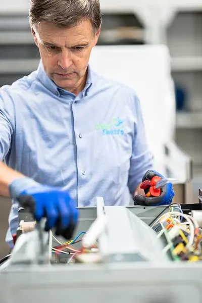 Elektrohersteller Marc Leyre van Dokter Elektro®: specialist in Witgoed herstelling aan huis in Gent en Oost-Vlaanderen. Hier voert hij een vakkundige reparatie uit aan de elektronica van een huishoudtoestel.