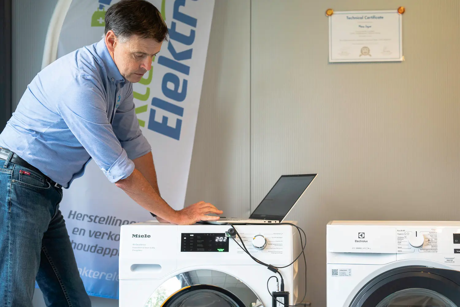 Marc-leyre-zaakvoerder-dokter-elektr-herstelt-een-wasmachine