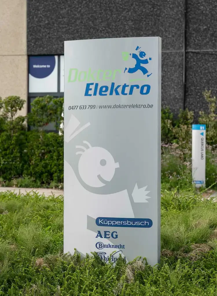 het bedrijfspand van Dokter Elektro in Gent, Mariakerke. Mark Leyre en zijn collega Jan herstellen huishoudapparaten in Gent en omstreken, Oost- en West-Vlaanderen