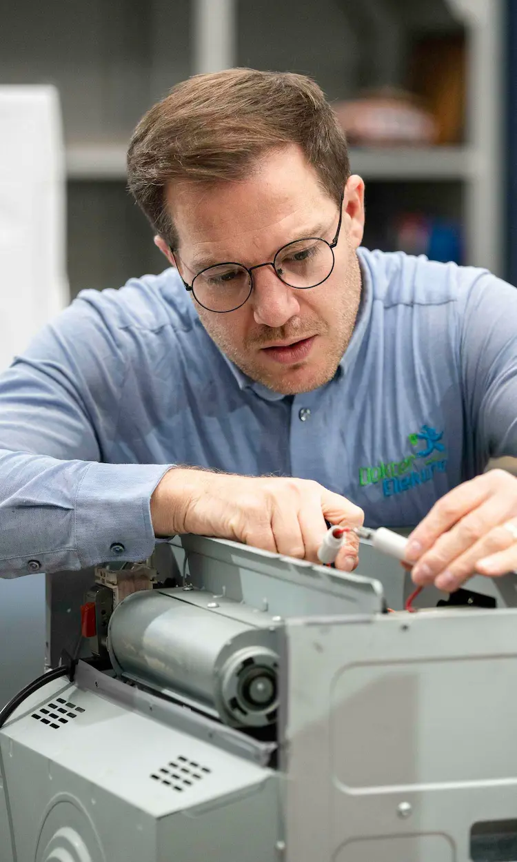 witgoed hersteller Oost-Vlaanderen. Vaatwasser technieker Jan, elektrotechnicus bij Dokter Elektro®: specialist in moderne witgoed herstellingen in Gent en Oost-Vlaanderen