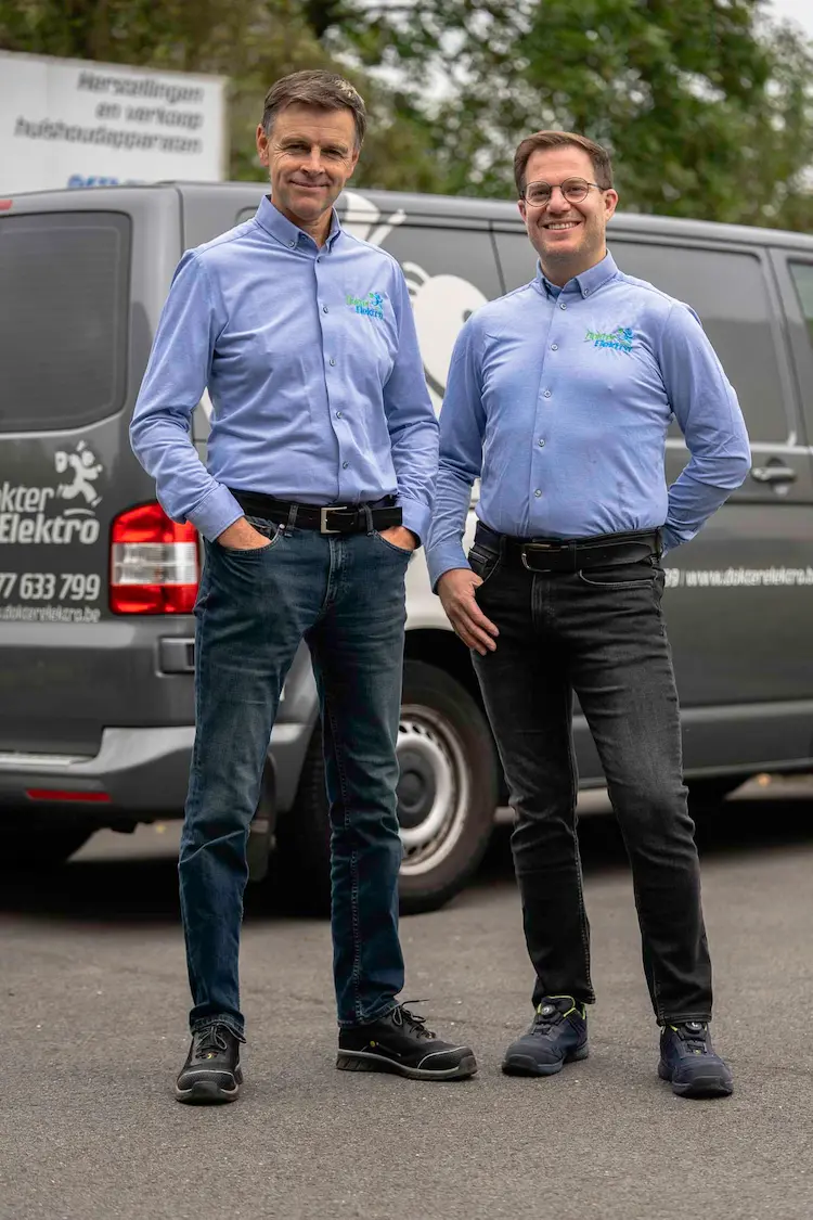 marc-leyre-en-zijn-collega-jan-voor-hun-bestelauto-DSC09497
