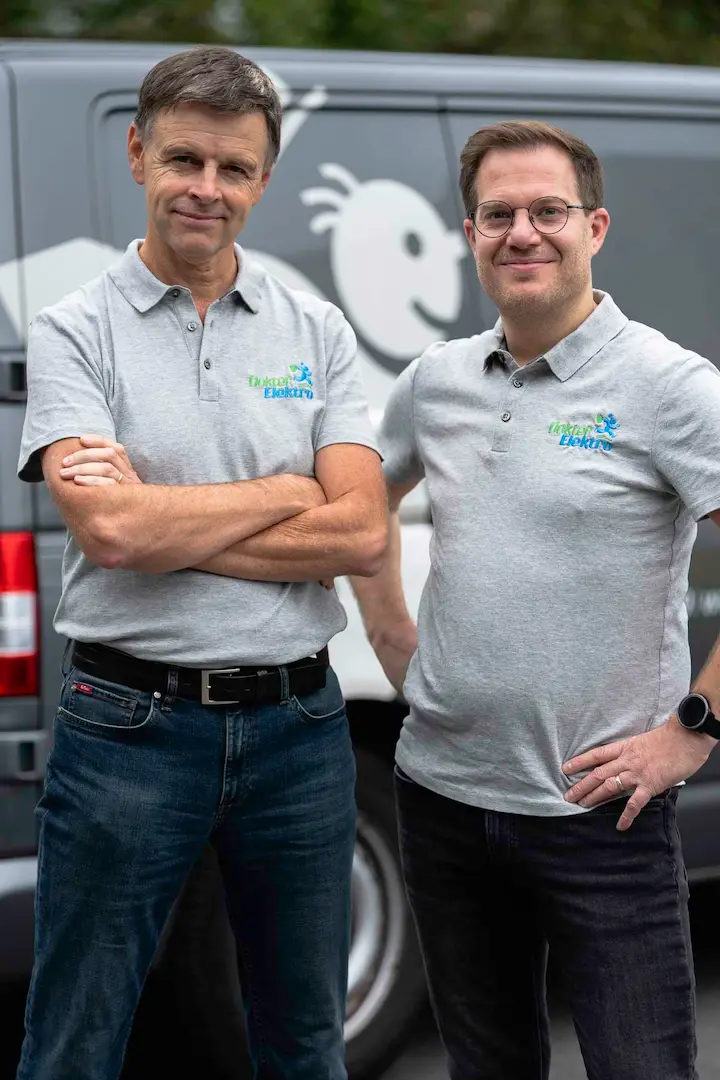 Marc Leyre en zijn collega Jan van Dokter Elektro. Het bedrijf is gespecialiseerd in het herstellen van huishoudtoestellen in Gent, Oost- en West-Vlaanderen.