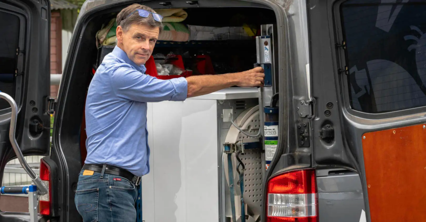 Marc Leyre is Dokter Elektro. Hij transporteert een wasmachine met zijn bestelauto.