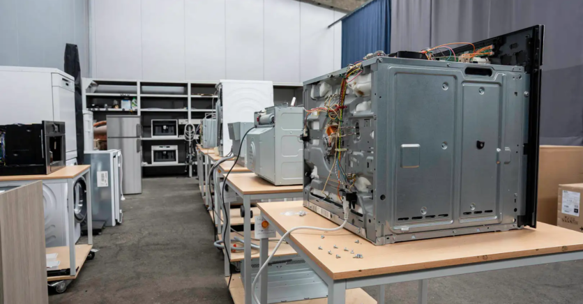 Het repaircentrum van Dokter Elektro in Mariakerke, gespecialiseerd in de herstelling van huishoudtoestellen in Gent, Oost- en West-Vlaanderen. Diverse toestellen in herstelling.