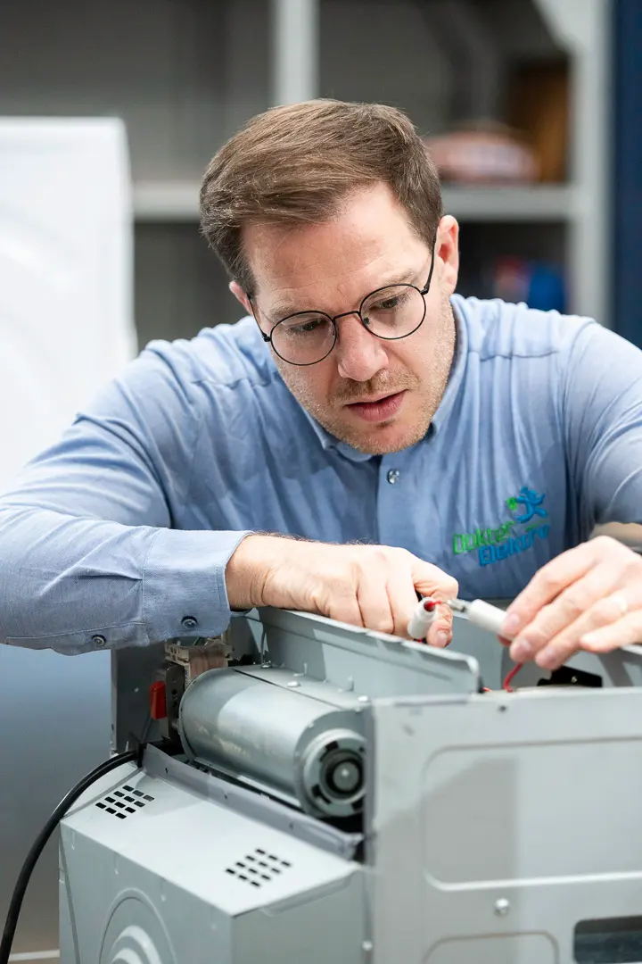witgoedhersteller Jan van Dokter Elektro. Als collega van Marc Leyre herstelt hij dagelijks huishoudtoestellen in Gent en omstreken. Hij is specialist in het herstellen van huishoudtoestellen voor de regio Gent, Oost- en West-Vlaanderen.