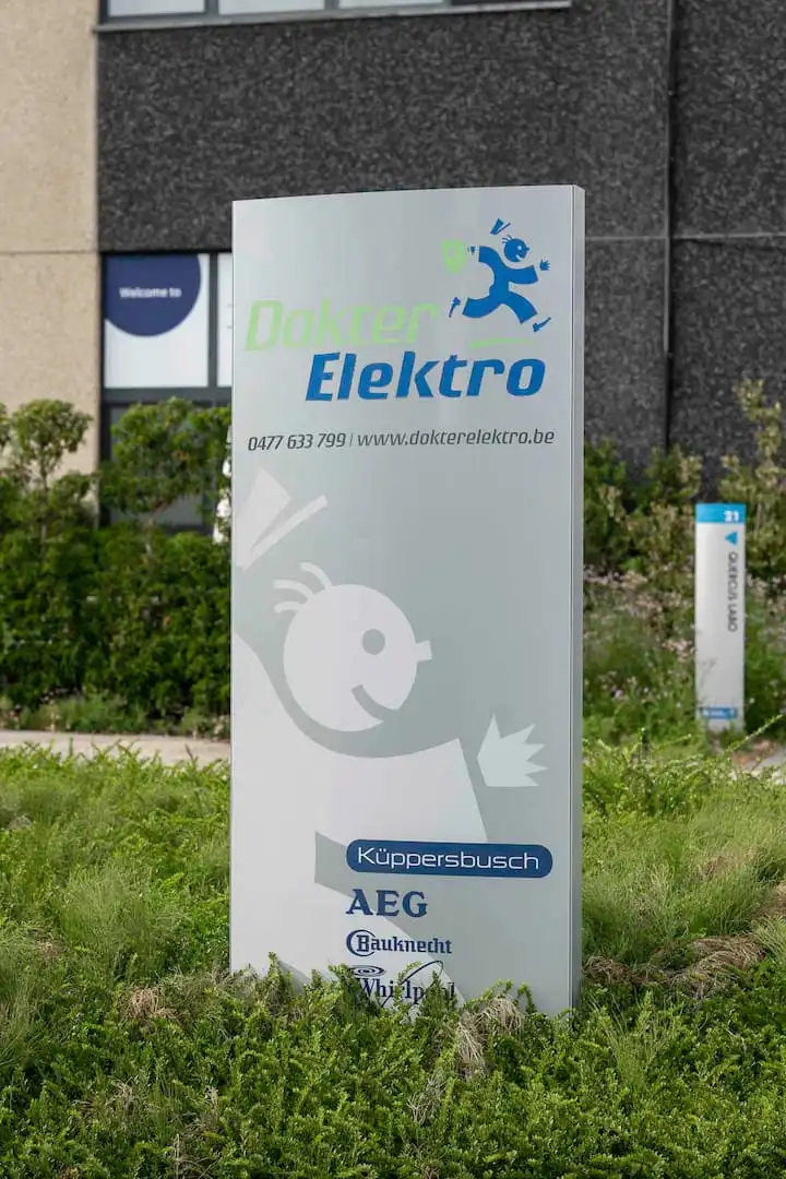De gevel van het herstelcentrum van Dokter Elektro met naambord. De uitvalsbasis bevindt zich in Gent, Mariakerke. Het bedrijf van Marc Leyre is gespecialiseerd in het herstellen van huishoudtoestellen in Gent, Oost- en West-Vlaanderen.
